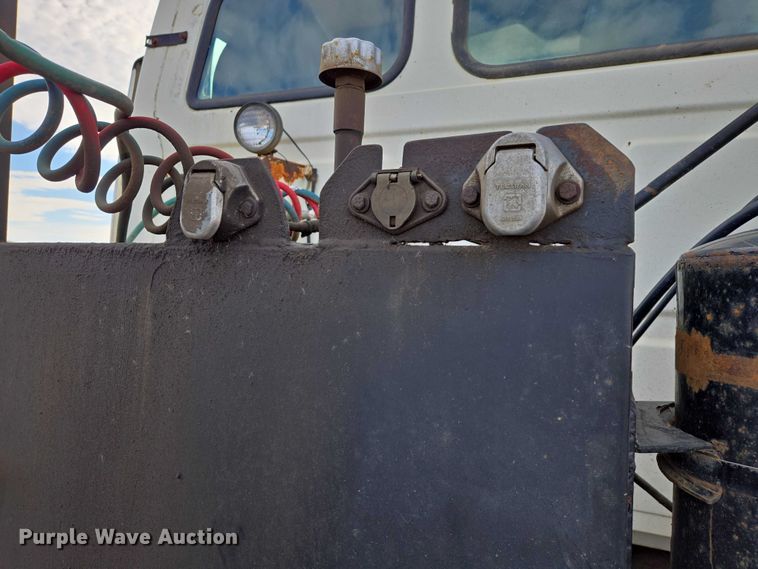 image for item ES2640 2000 Sterling A9522 semi truck