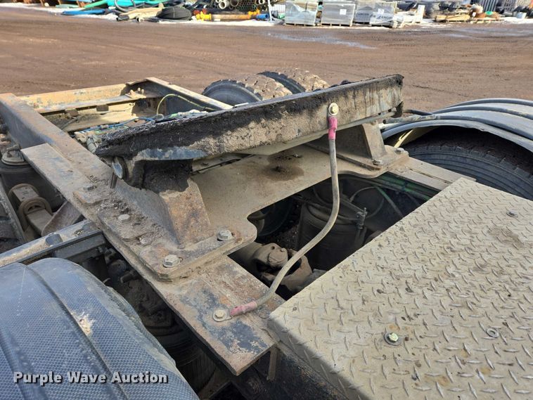 image for item ES2640 2000 Sterling A9522 semi truck