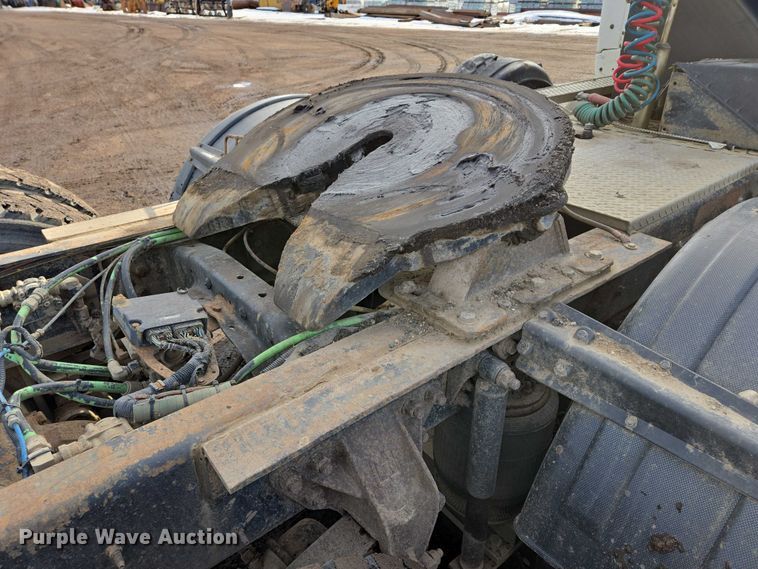 image for item ES2640 2000 Sterling A9522 semi truck