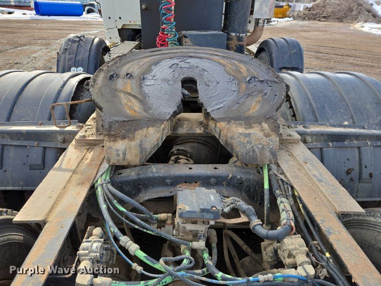 image for item ES2640 2000 Sterling A9522 semi truck