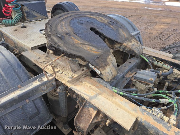 image for item ES2640 2000 Sterling A9522 semi truck