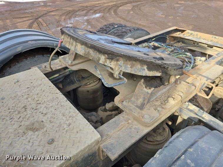 image for item ES2640 2000 Sterling A9522 semi truck