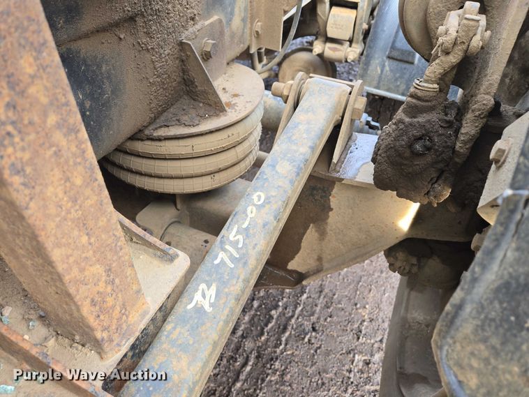 image for item ES2640 2000 Sterling A9522 semi truck