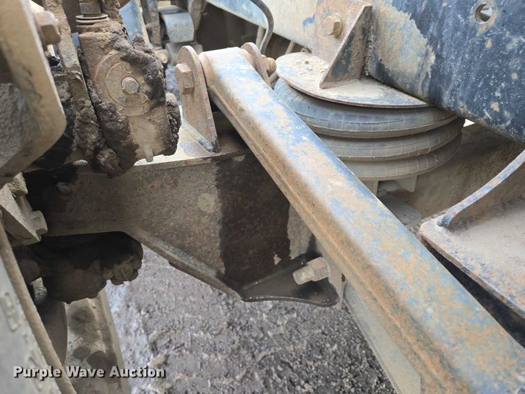 image for item ES2640 2000 Sterling A9522 semi truck