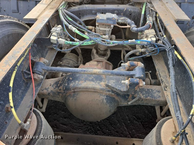 image for item ES2640 2000 Sterling A9522 semi truck