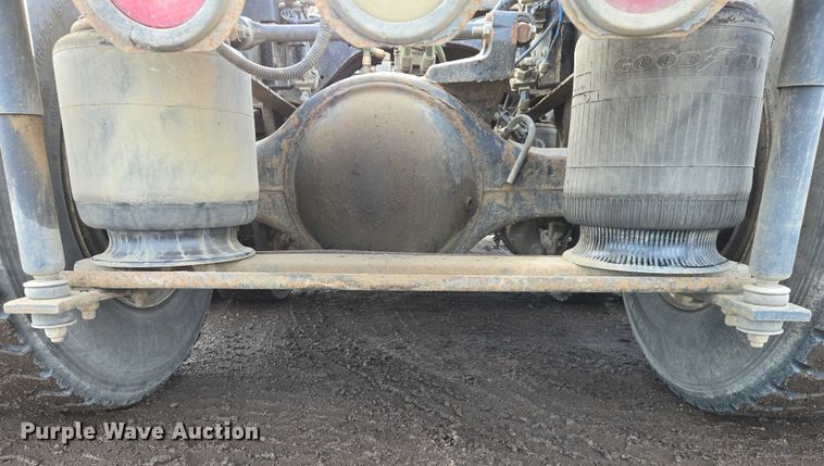 image for item ES2640 2000 Sterling A9522 semi truck