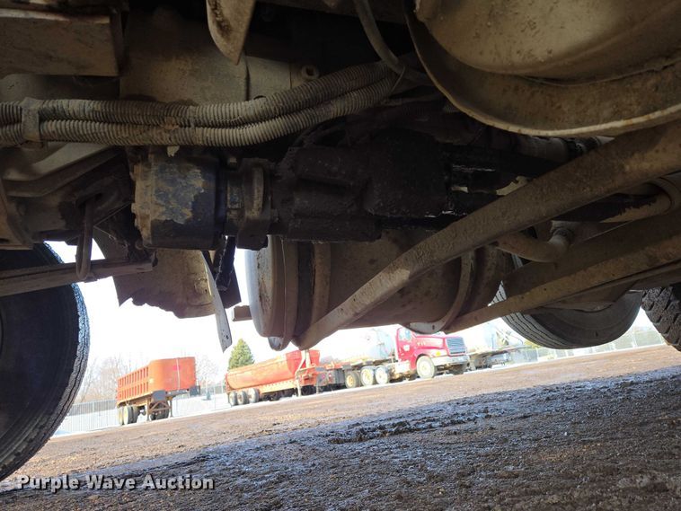 image for item ES2640 2000 Sterling A9522 semi truck