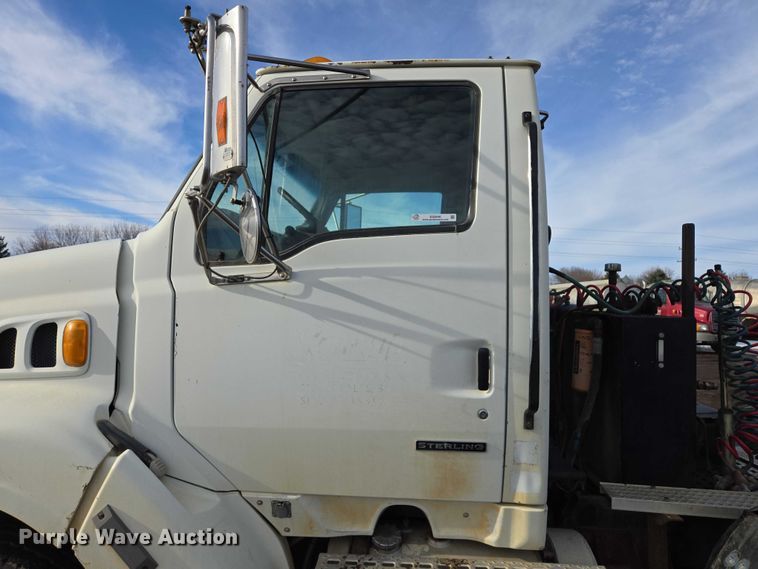 image for item ES2640 2000 Sterling A9522 semi truck