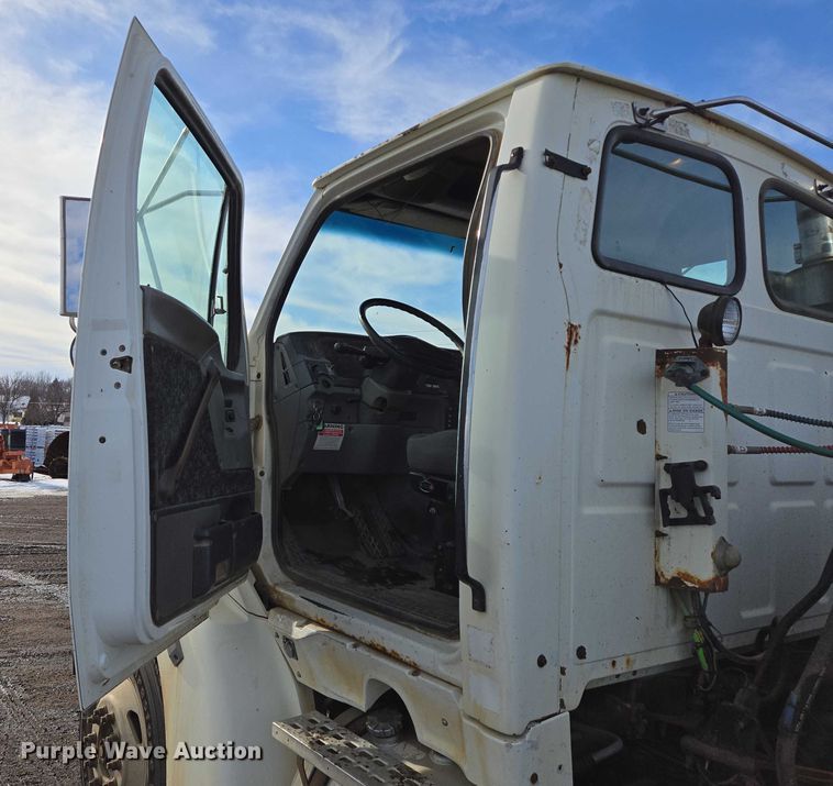 image for item ES2640 2000 Sterling A9522 semi truck