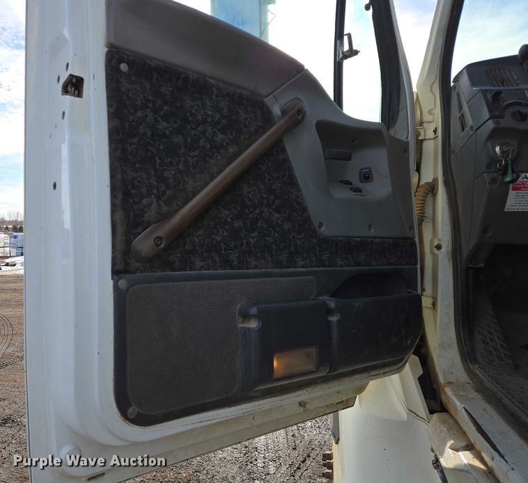 image for item ES2640 2000 Sterling A9522 semi truck