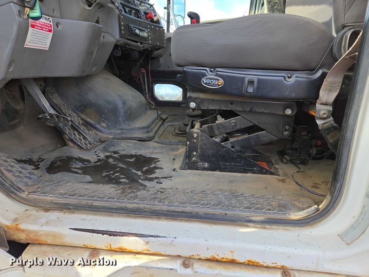 image for item ES2640 2000 Sterling A9522 semi truck