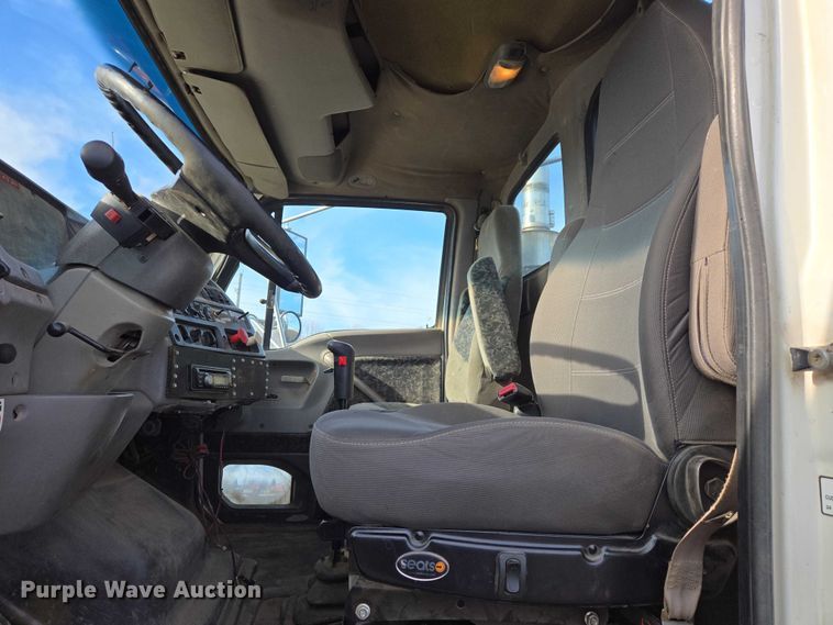 image for item ES2640 2000 Sterling A9522 semi truck