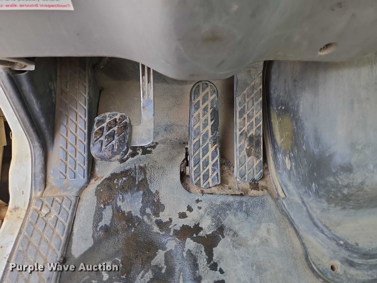 image for item ES2640 2000 Sterling A9522 semi truck