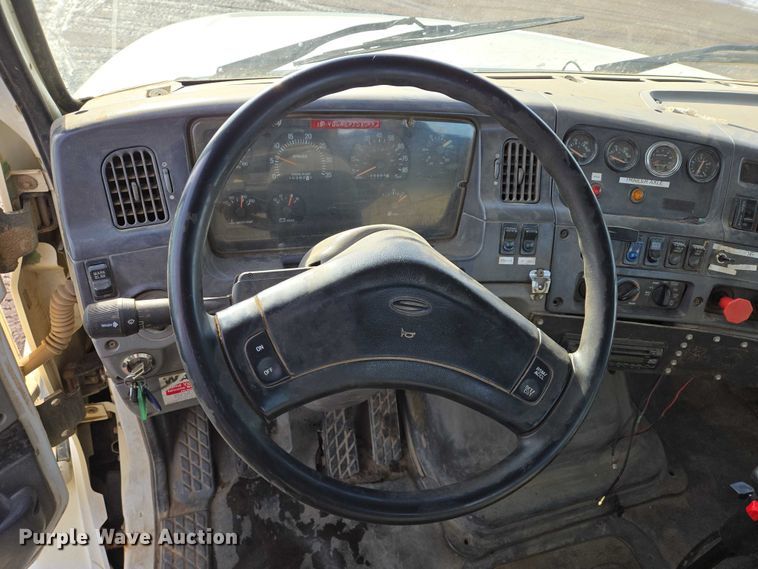 image for item ES2640 2000 Sterling A9522 semi truck