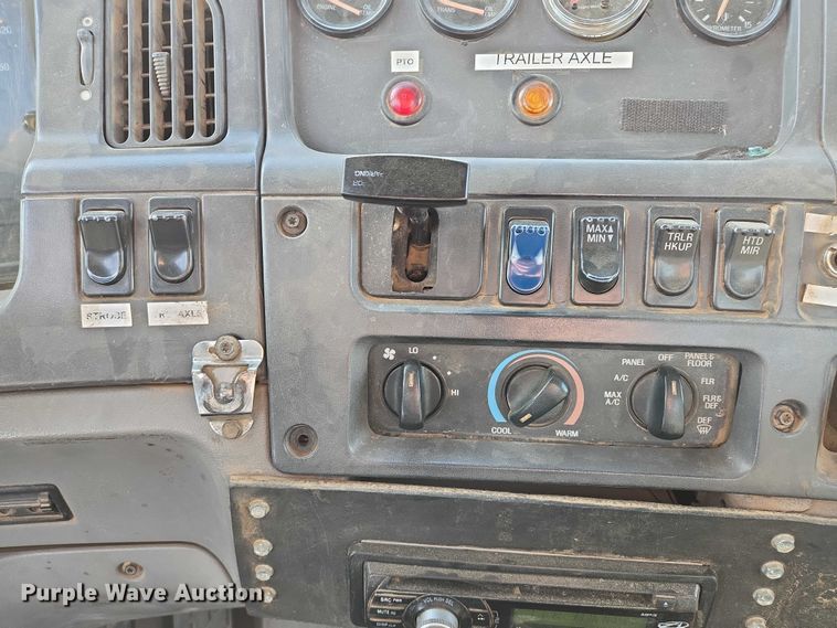 image for item ES2640 2000 Sterling A9522 semi truck