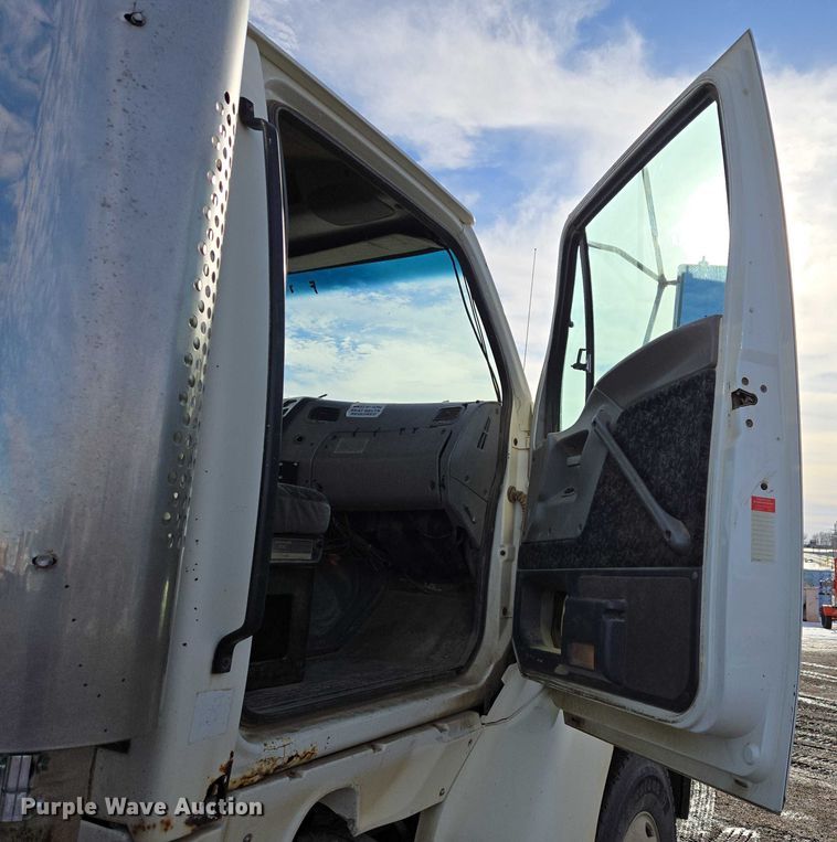 image for item ES2640 2000 Sterling A9522 semi truck