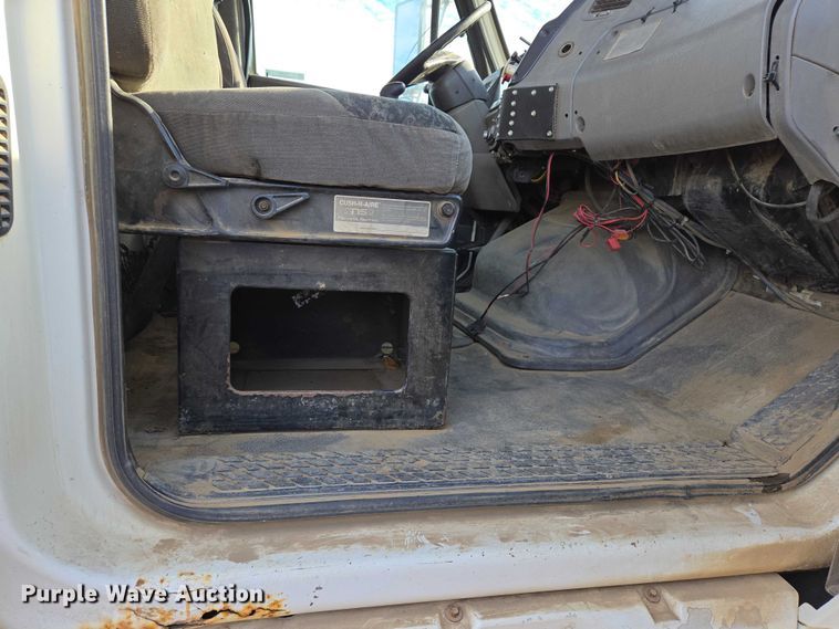 image for item ES2640 2000 Sterling A9522 semi truck