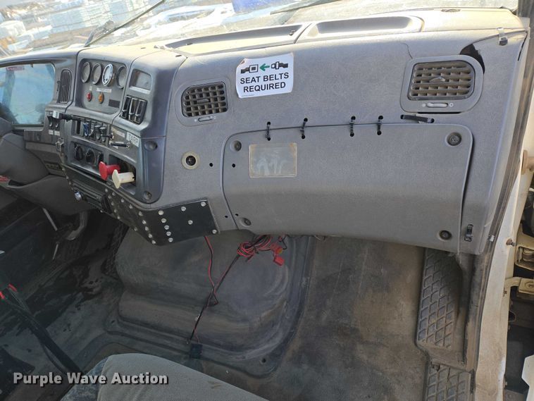 image for item ES2640 2000 Sterling A9522 semi truck