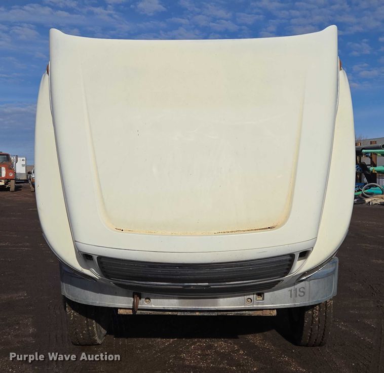 image for item ES2640 2000 Sterling A9522 semi truck