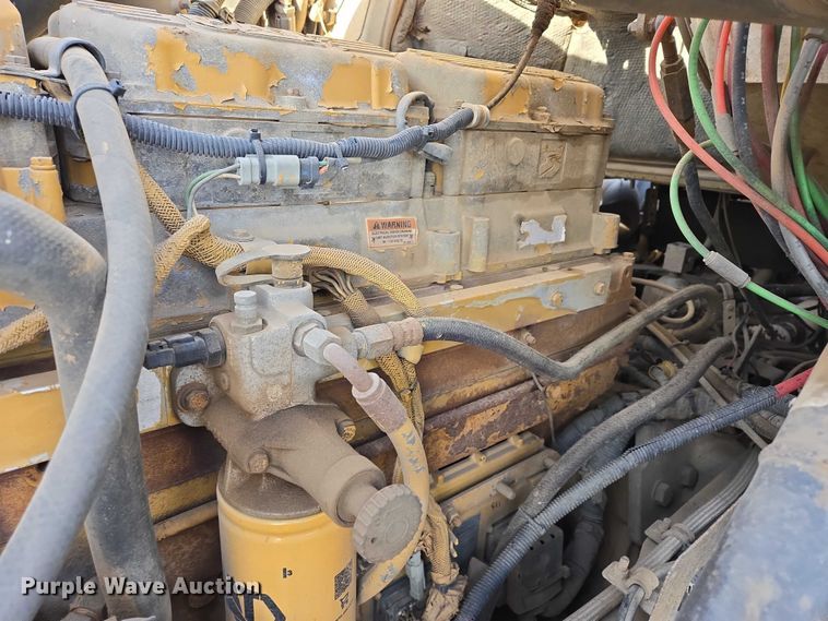 image for item ES2640 2000 Sterling A9522 semi truck