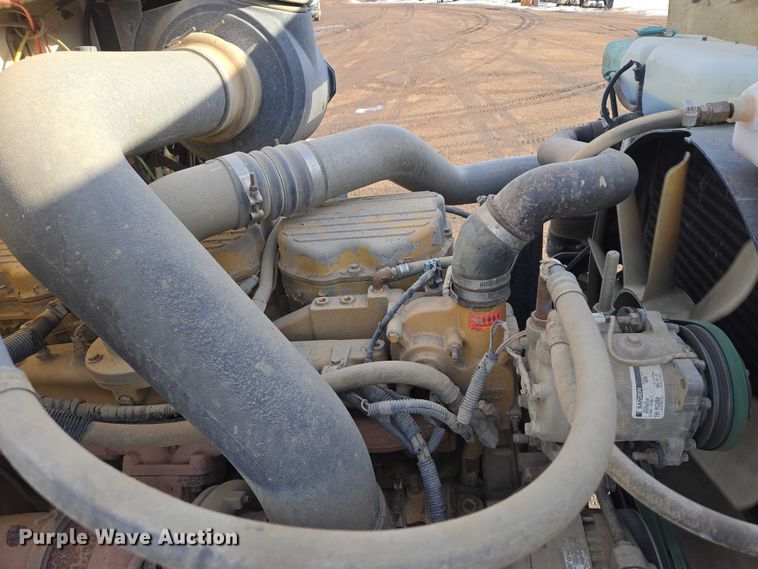 image for item ES2640 2000 Sterling A9522 semi truck