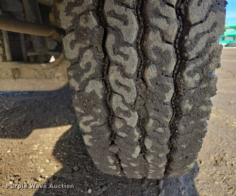 image for item ES2640 2000 Sterling A9522 semi truck