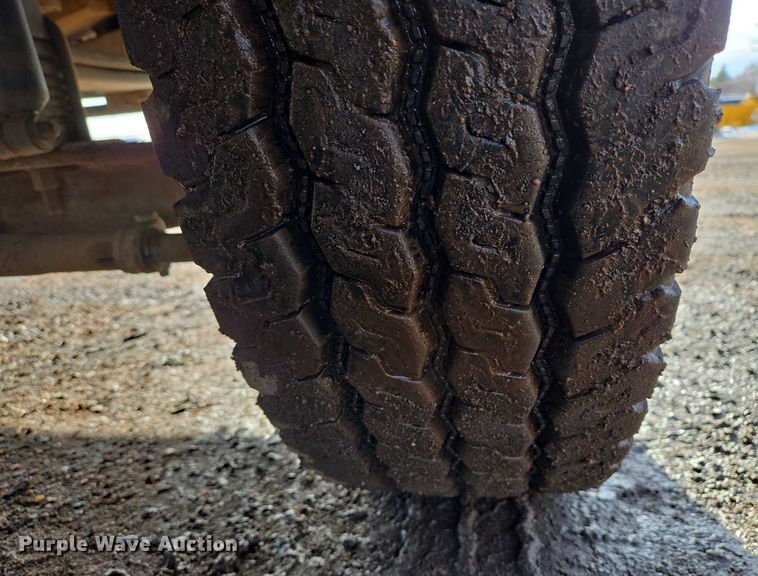 image for item ES2640 2000 Sterling A9522 semi truck