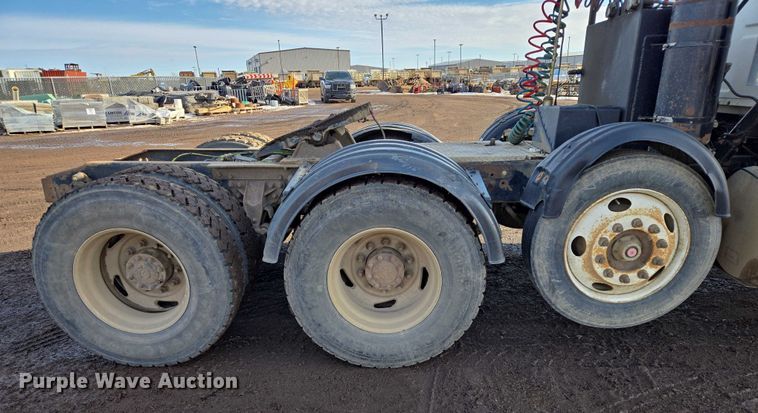 image for item ES2640 2000 Sterling A9522 semi truck