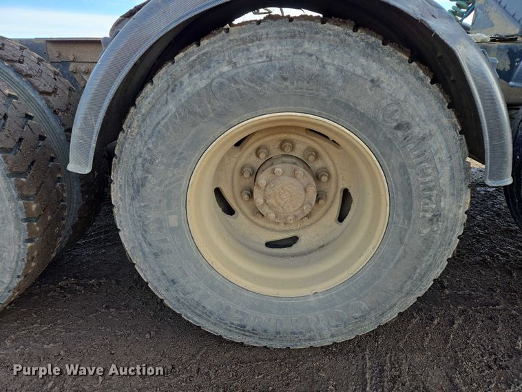 image for item ES2640 2000 Sterling A9522 semi truck