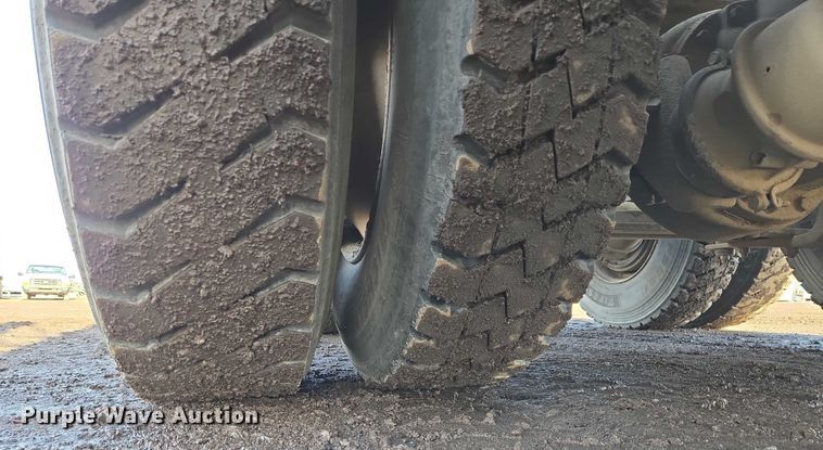 image for item ES2640 2000 Sterling A9522 semi truck