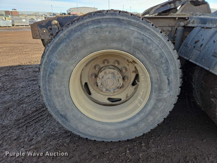 image for item ES2640 2000 Sterling A9522 semi truck