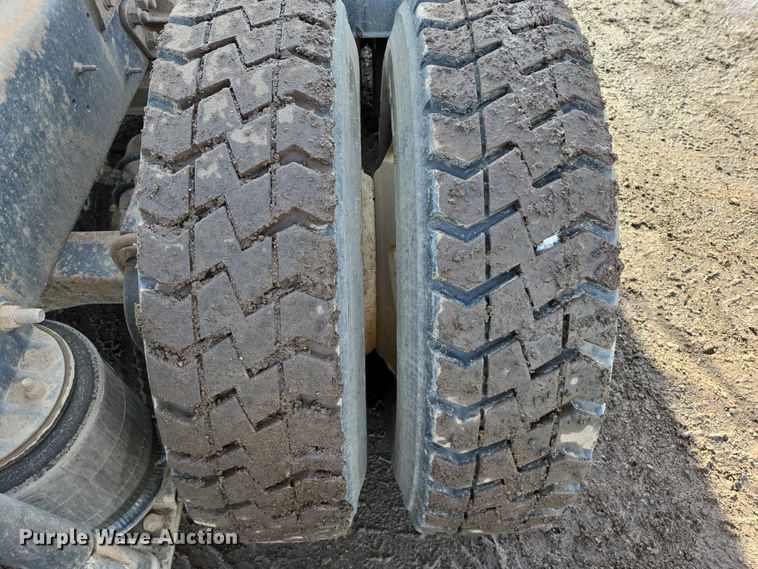 image for item ES2640 2000 Sterling A9522 semi truck