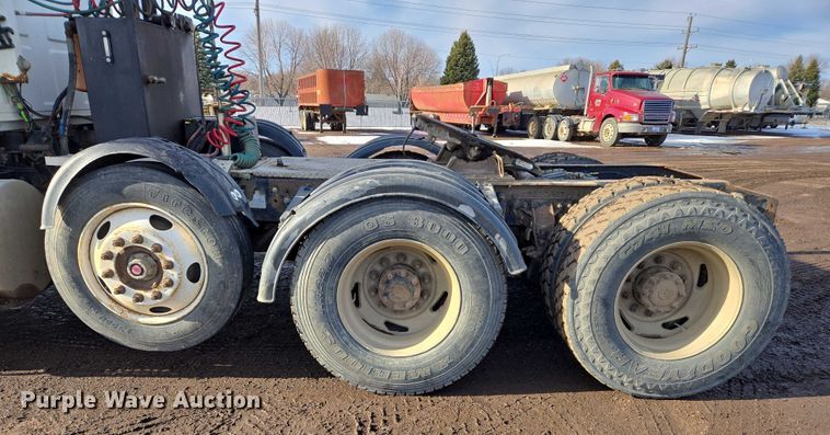 image for item ES2640 2000 Sterling A9522 semi truck