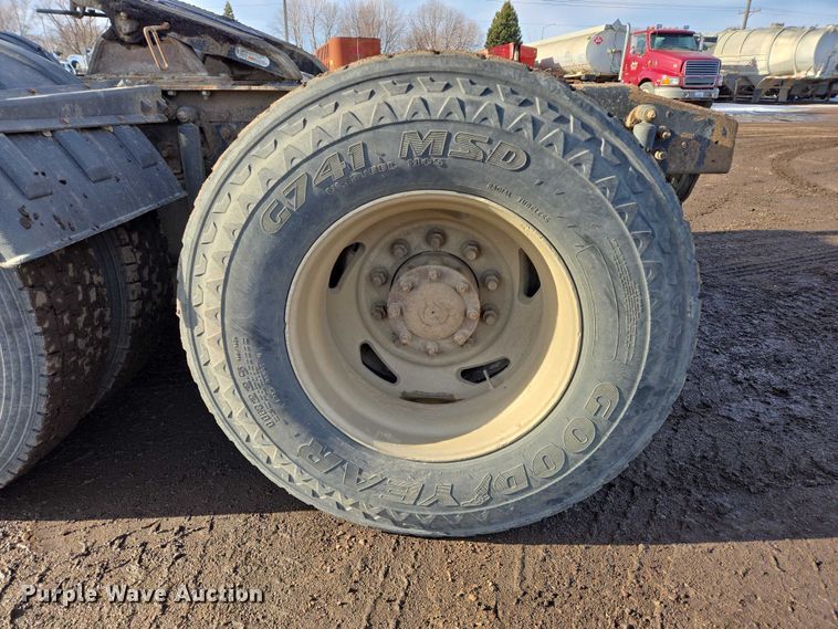 image for item ES2640 2000 Sterling A9522 semi truck