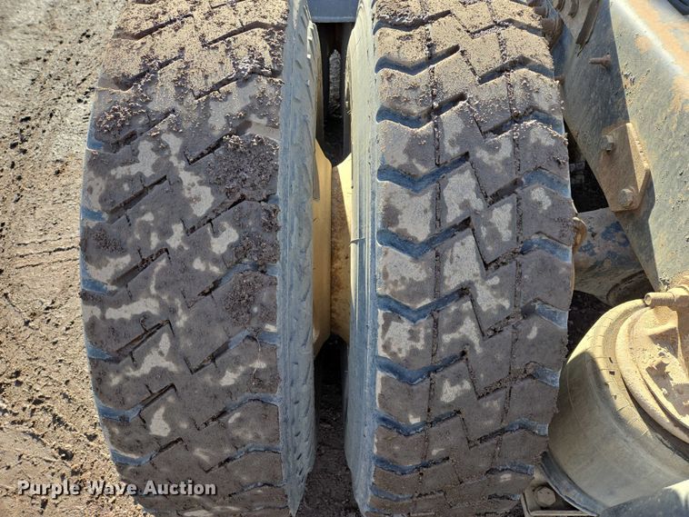 image for item ES2640 2000 Sterling A9522 semi truck