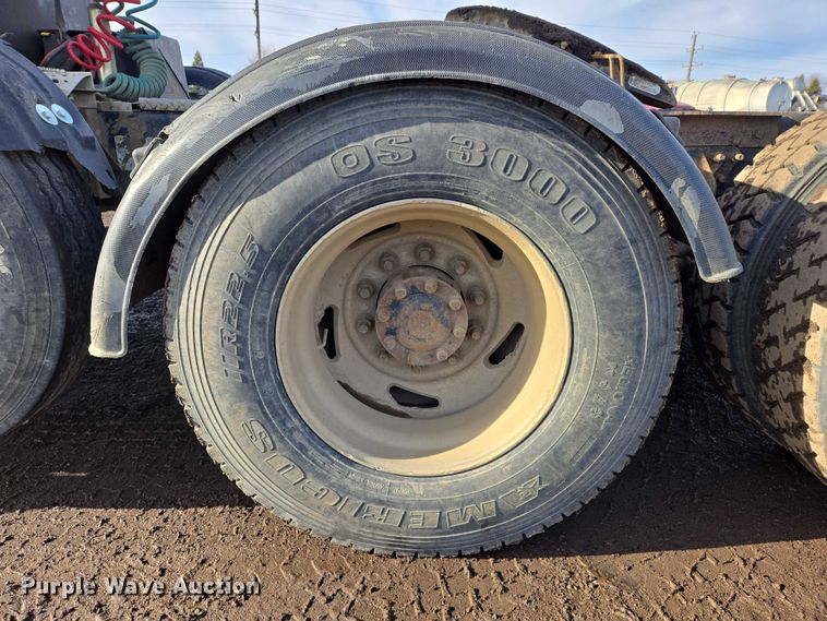 image for item ES2640 2000 Sterling A9522 semi truck