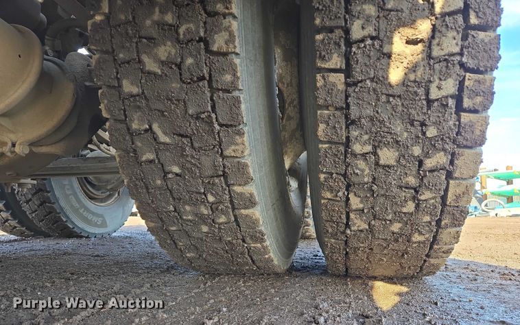 image for item ES2640 2000 Sterling A9522 semi truck