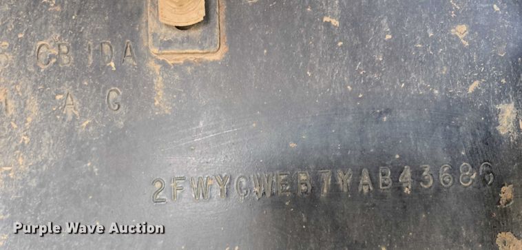 image for item ES2640 2000 Sterling A9522 semi truck