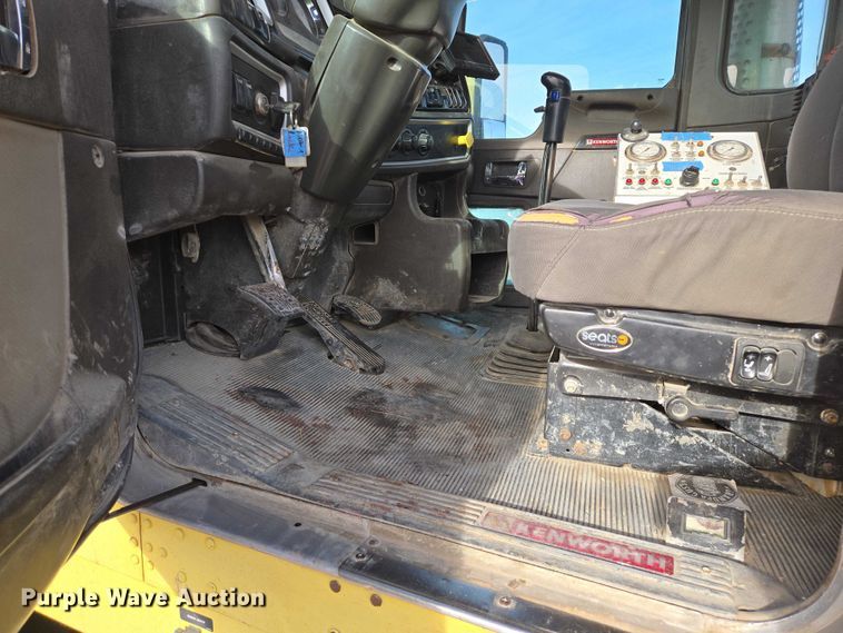 image for item ES2656 2006 Kenworth W900 ready mix truck