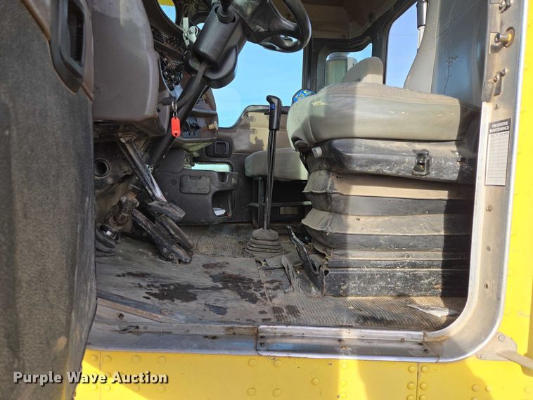 image for item ES2658 2004 Kenworth W900 ready mix truck