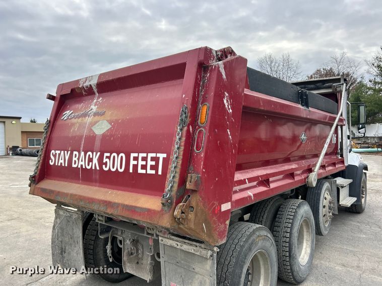 image for item ET6776 2017 Freightliner 114SD dump truck