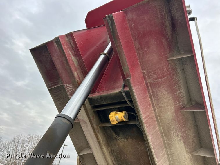 image for item ET6776 2017 Freightliner 114SD dump truck