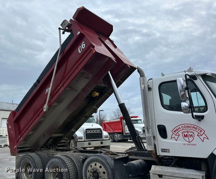 image for item ET6776 2017 Freightliner 114SD dump truck