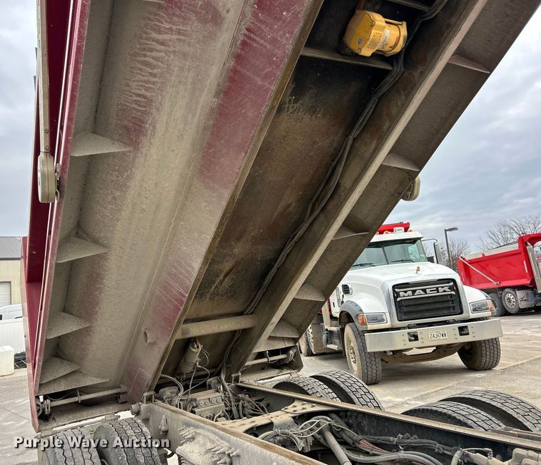 image for item ET6776 2017 Freightliner 114SD dump truck