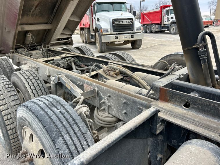 image for item ET6776 2017 Freightliner 114SD dump truck