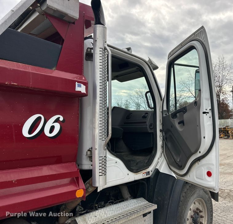 image for item ET6776 2017 Freightliner 114SD dump truck