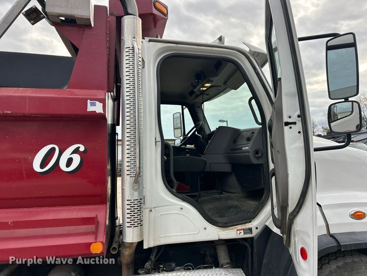 image for item ET6776 2017 Freightliner 114SD dump truck