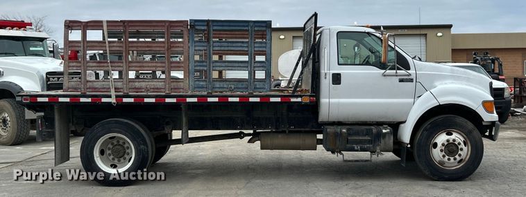 image for item ET6777 2003 Ford F650 Super Duty flatbed truck