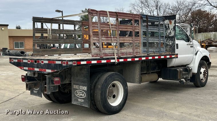 image for item ET6777 2003 Ford F650 Super Duty flatbed truck
