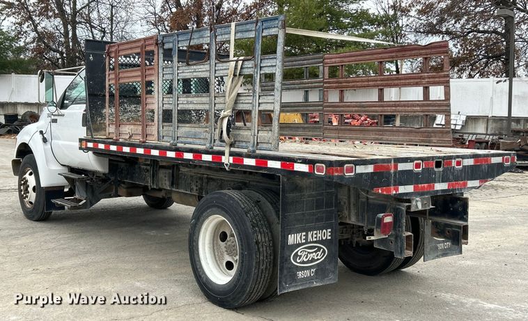 image for item ET6777 2003 Ford F650 Super Duty flatbed truck